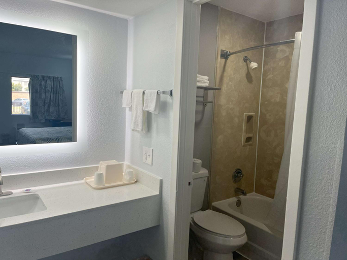 Bathroom 4, Motel 6 Cleveland, MS - Delta State University, Bolivar