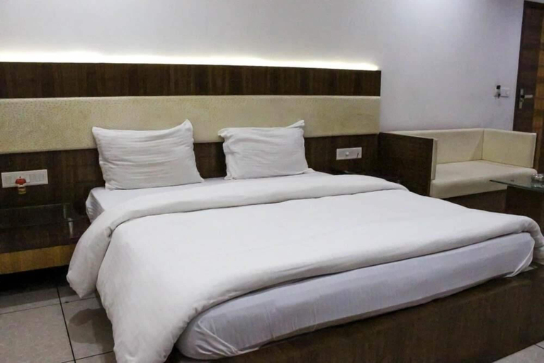 Bedroom 5, Hotel Apex Inn, Valsad