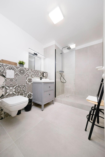 Bathroom 2, Old Town Apartments, Berlin