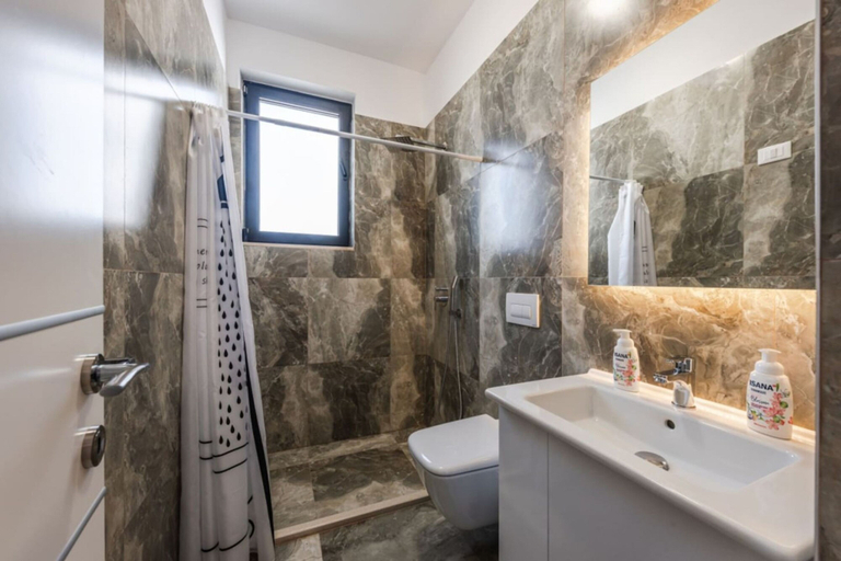 Room 2, Exclusive Seafront Apartments Apartment 2, Vlorës