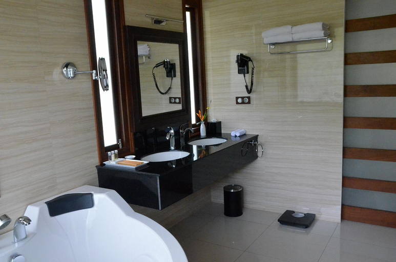 Bathroom 2, Cominsia Lodge, Kaeb
