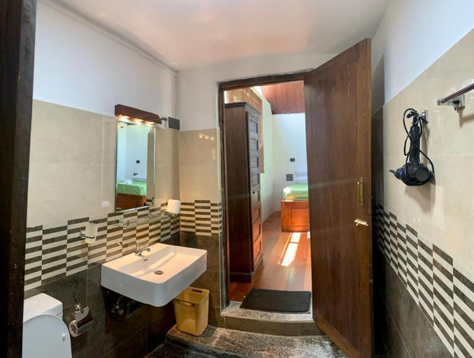 Bathroom 4, Alo-ha green habarana, Hingurakgoda