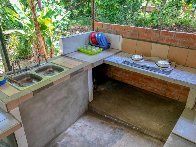 Others 5, Basari Guest House, Lundu