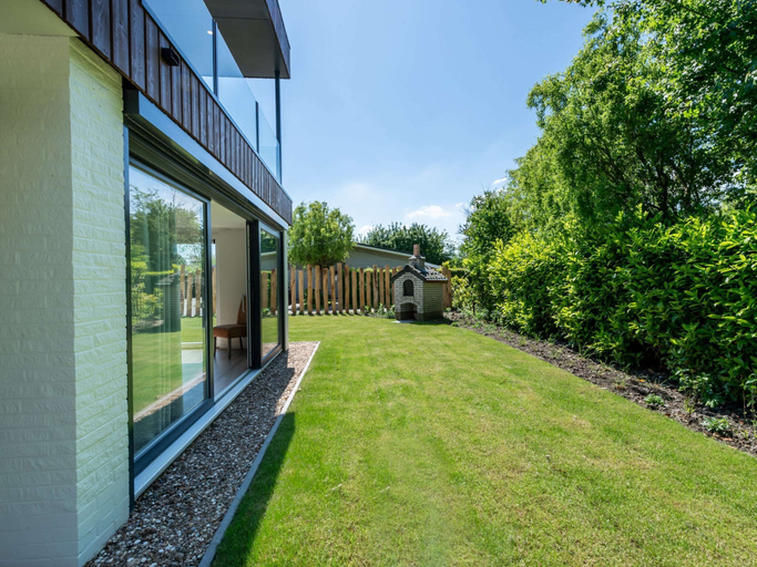 Garden, Lovely Holiday Home in a Quiet Location, Noord-Beveland