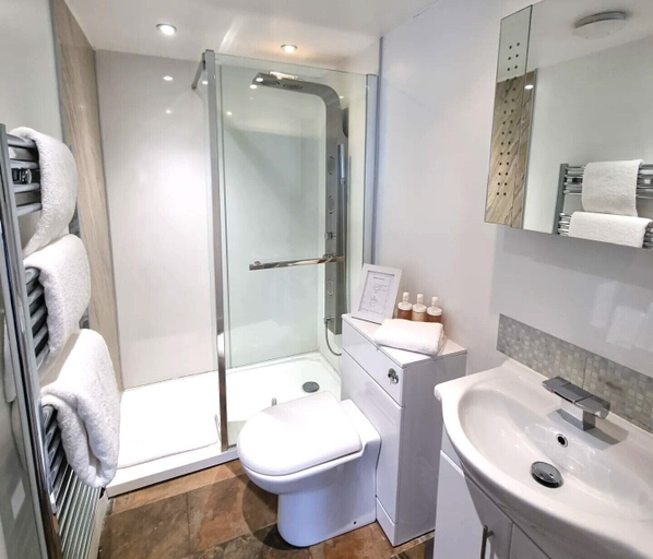 Bathroom 3, Oak Tree Rooms, Hampshire