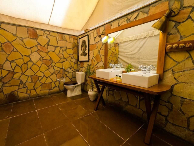 Bathroom 3, Umaria Safari Camp -Kanha National Park, Mandla
