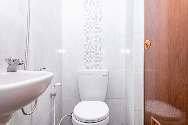 Bathroom 5, RedDoorz near Alun Alun Bandung 2, Bandung
