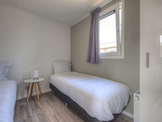 Room 2, Bright Coastal Chalet Stay, Hellevoetsluis