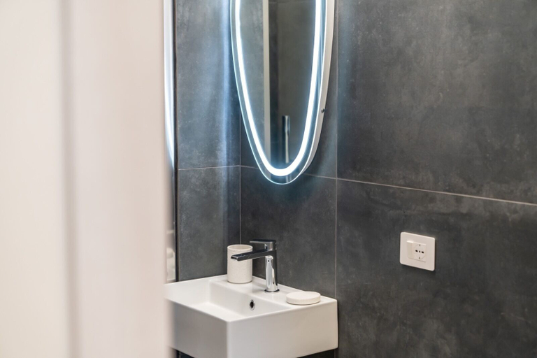 Bathroom 4, giardini inn arte, Messina