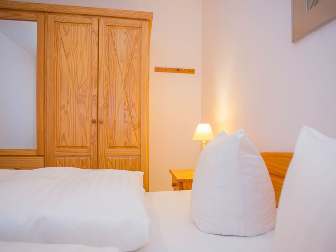 Bedroom 5, Helle Wohnung bei Winterberg mit Balkon, Hochsauerlandkreis