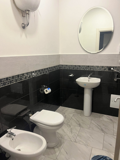 Bathroom 5, International Hotels, Napoli
