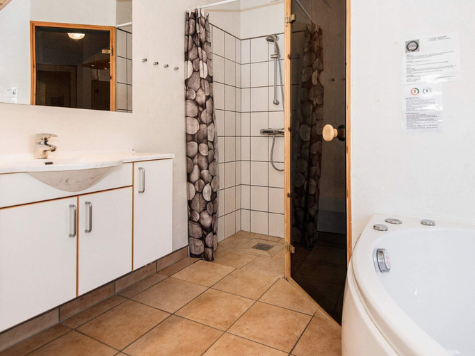 Bathroom 3, Spacious Retreat With Spa - By Traum Ferienwohnungen, Holstebro