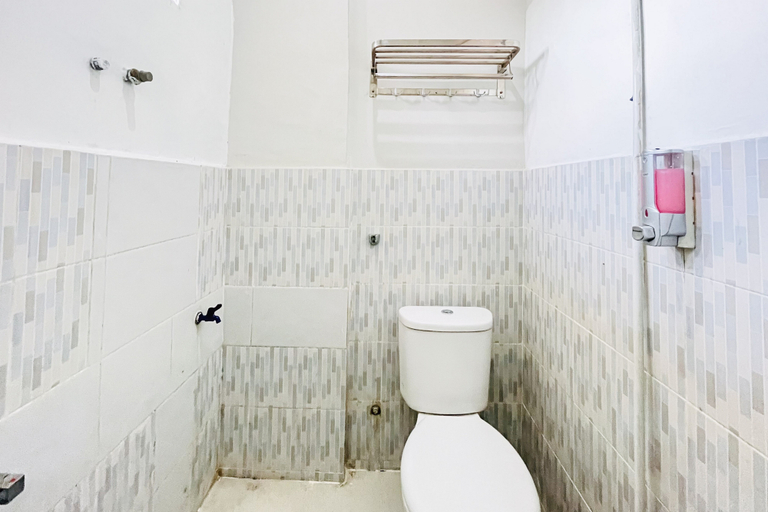 Bathroom 5, RedDoorz Syariah @ Wisma Kampung Baru Rantauprapat, Labuhanbatu
