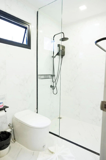 Bathroom 3, IP Plus Beach Resort, Pattaya