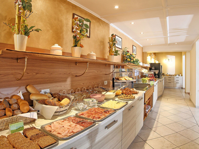Food & Drinks 4, Lake-view Holiday Home in Tremosine for Couples With 2 Pools, Brescia