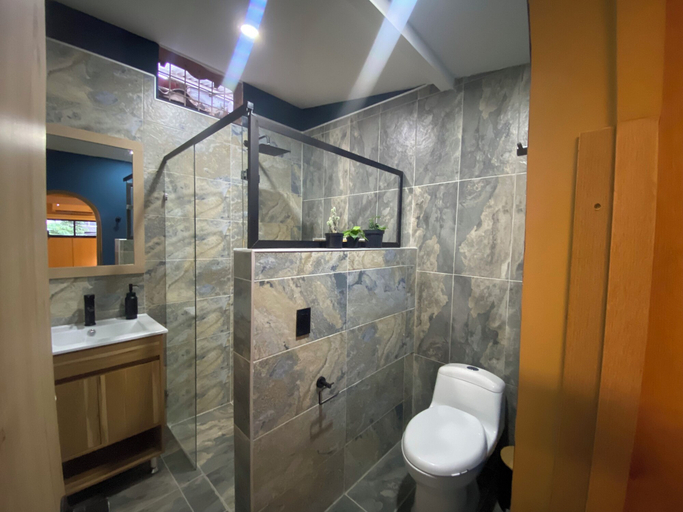 Bathroom 2, Mardi Suites, Medellín