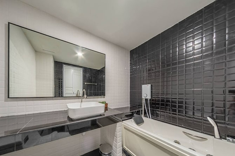 Bathroom 4, The Ring Border, Sadao