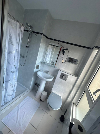Bathroom 5, Hôtel Victoria, Marne