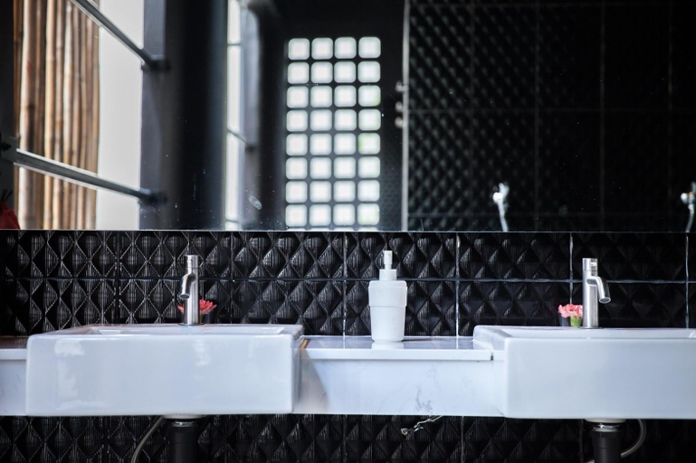 Bathroom 16