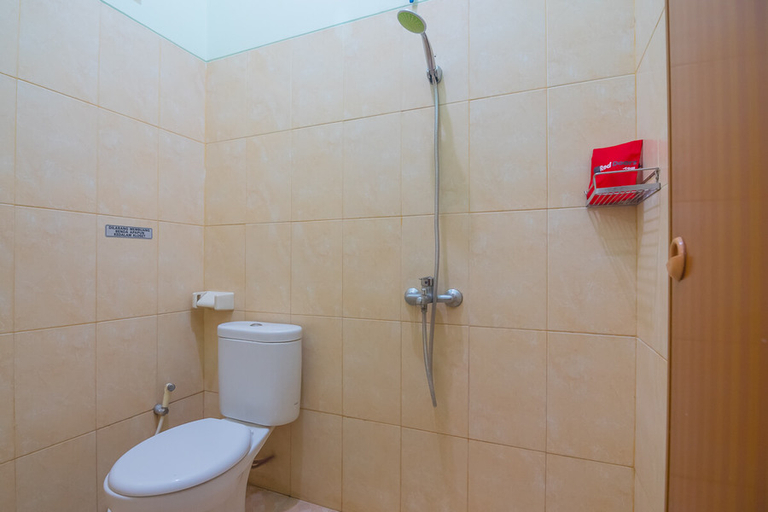 Bathroom, RedDoorz Syariah @ Gatot Subroto Lampung, Bandar Lampung