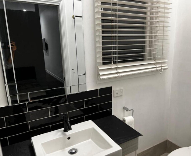 Bathroom 3, The Palm Hamilton Backpackers, Hamilton