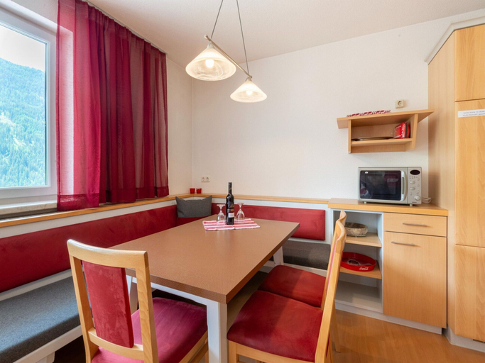 Others 4, Apartment in Strengen near Ski Slopes, Landeck