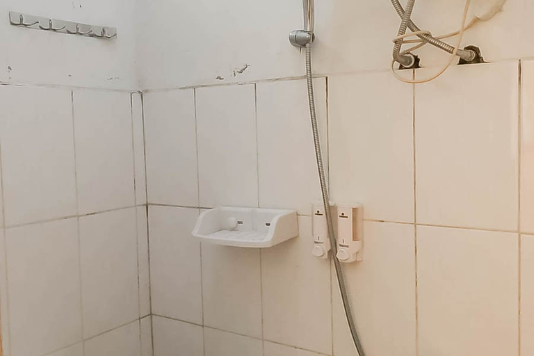 Bathroom, Taman Wisata Siwalk Cottage Syariah Redpartner, Cirebon