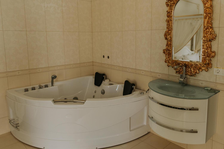 Bathroom 2, Regal Beius, Beius