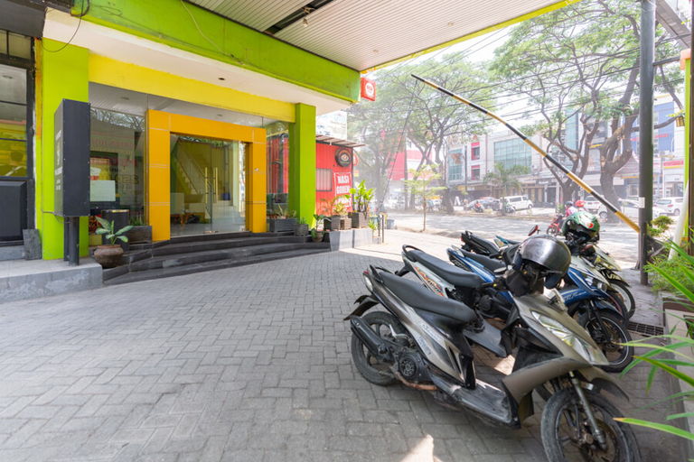 Exterior & Views, RedDoorz Plus @ Hertasning Area Makassar, Makassar