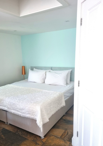 Bedroom 2, Oak Tree Rooms, Hampshire