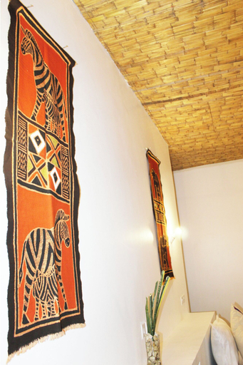 Others 5, Shanti Cafe & Yoga, Kusini