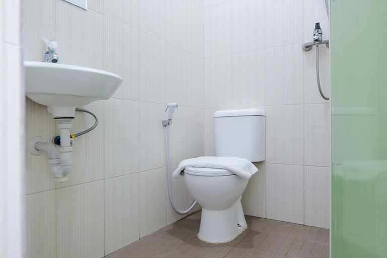 Bathroom 3, RedDoorz @ Aksara Medan, Medan