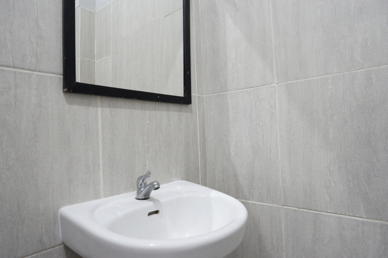 Bathroom 3, RedDoorz near Jalan Adi Sucipto Solo, Solo