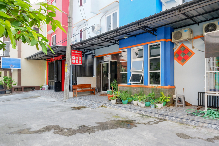 Exterior & Views 2, RedDoorz near Jalan Adi Sucipto Solo, Solo