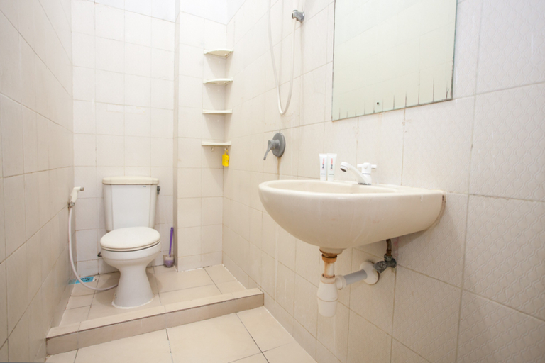 Bathroom, RedDoorz Syariah near Taman Bungkul (permanently closed), Surabaya