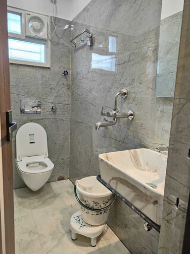 Bathroom 4, Hotel Vivaanta, Dhanbad