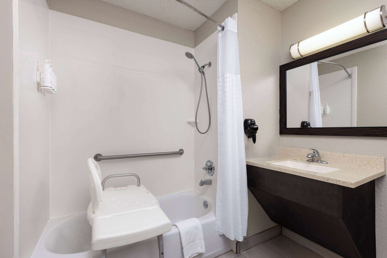 Bathroom 4, Days Inn by Wyndham Miami, Ottawa