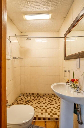 Bathroom, Avril Guest Lodge, Hwange