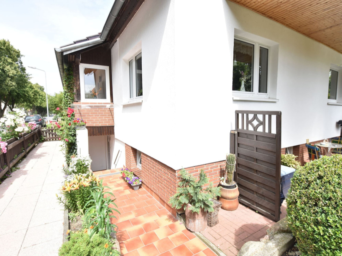 Exterior & Views 2, Apartment With Parasol in Sudstadt, Rostock