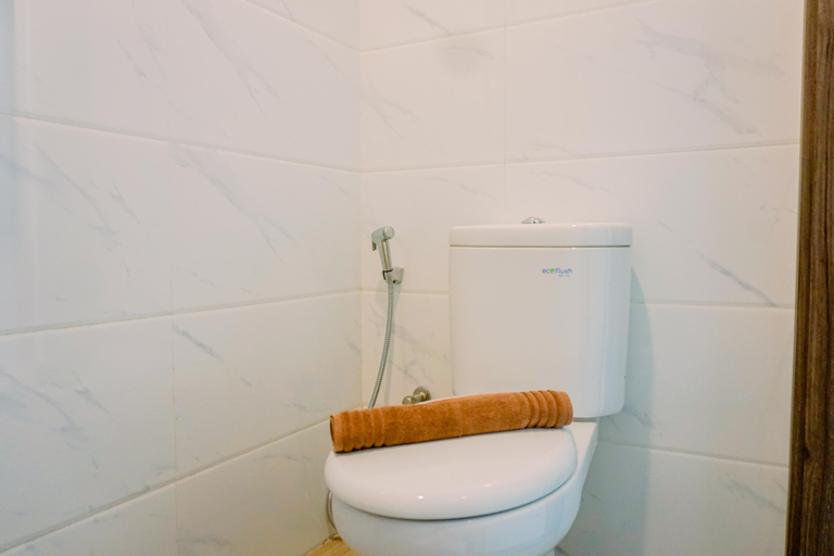 Bathroom 5, Minimalist and Nice Studio at Sky House Alam Sutera Apartment By Travelio, Tangerang