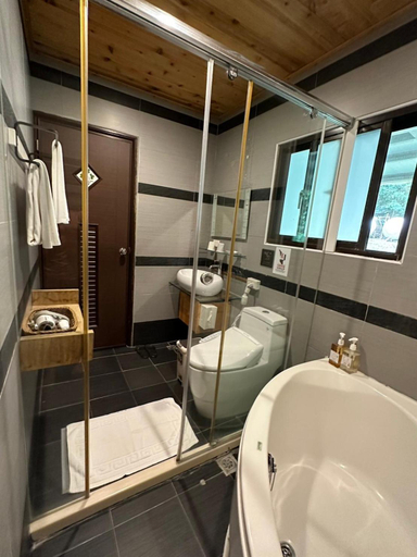 Bathroom 3, Li Wu Zuo Cun, Hualien