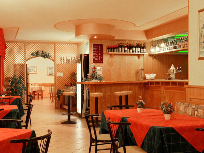 Food & Drinks 3, Lake-view Holiday Home in Tremosine for Couples With 2 Pools, Brescia