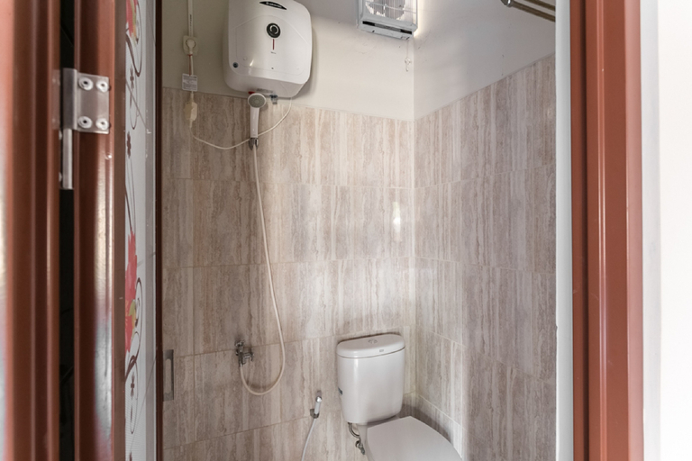 Bathroom, RedDoorz Syariah near Exit Toll Banyumanik Semarang, Semarang
