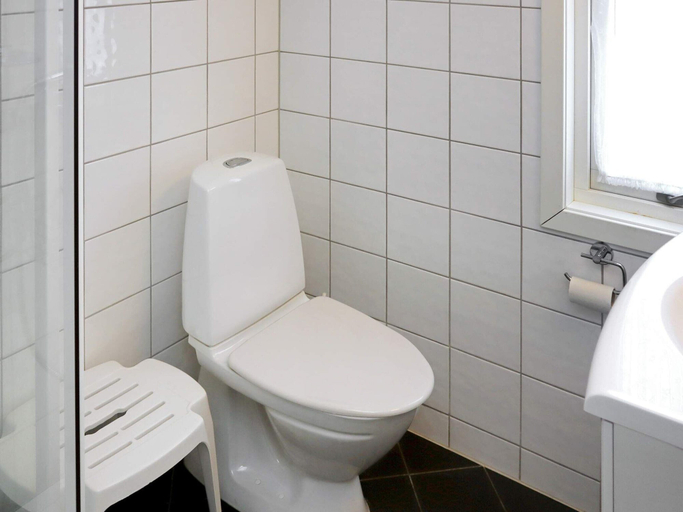 Bathroom 3, 4 Star Holiday Home in Klokkarvik, Sund