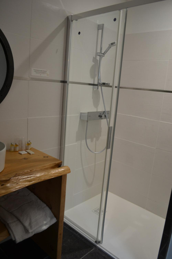 Bathroom 3, Logis Auberge de Pont Calleck, Morbihan