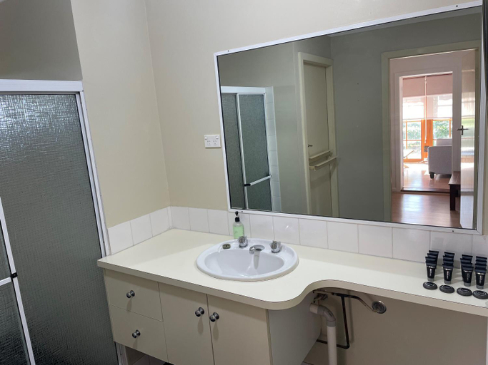 Bathroom 2, Blueberry Hill Vineyard Stay, Cessnock