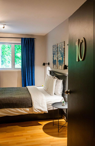 Others 3, Hotels Hébert