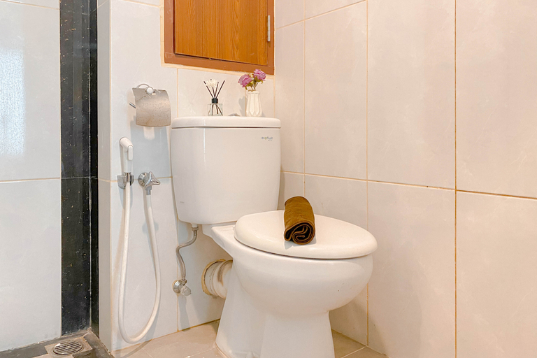 Bathroom 5, Luxurious and Restful Studio Grand Kamala Lagoon Apartment By Travelio, Bekasi