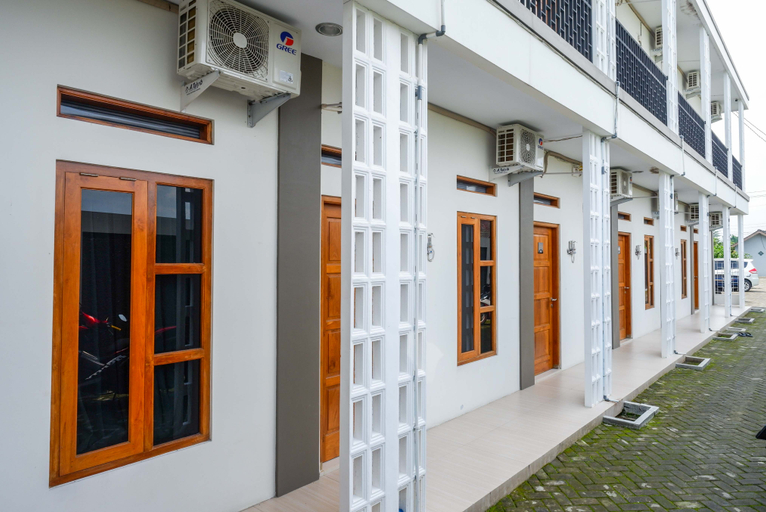 Exterior & Views 2, RedDoorz Syariah near RS Hermina Yogyakarta, Sleman