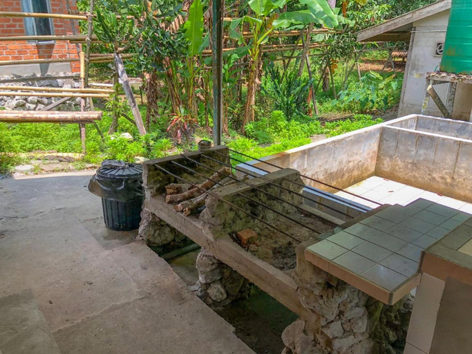 Others 4, Basari Guest House, Lundu